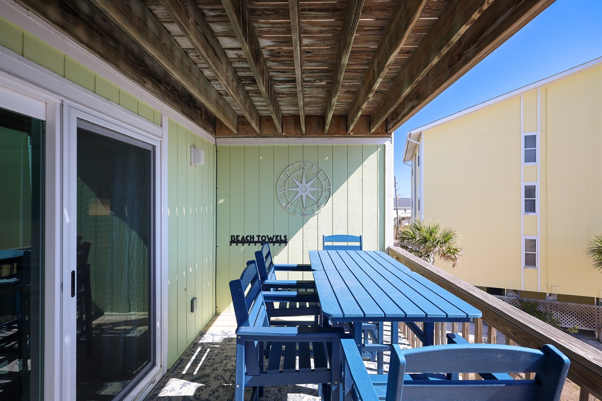 Balcony seating for dining and drinks!