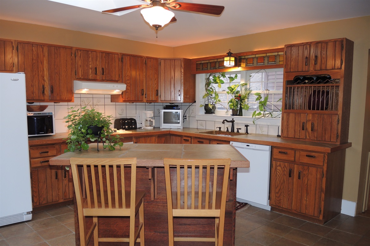 Lovely eat-in kitchen