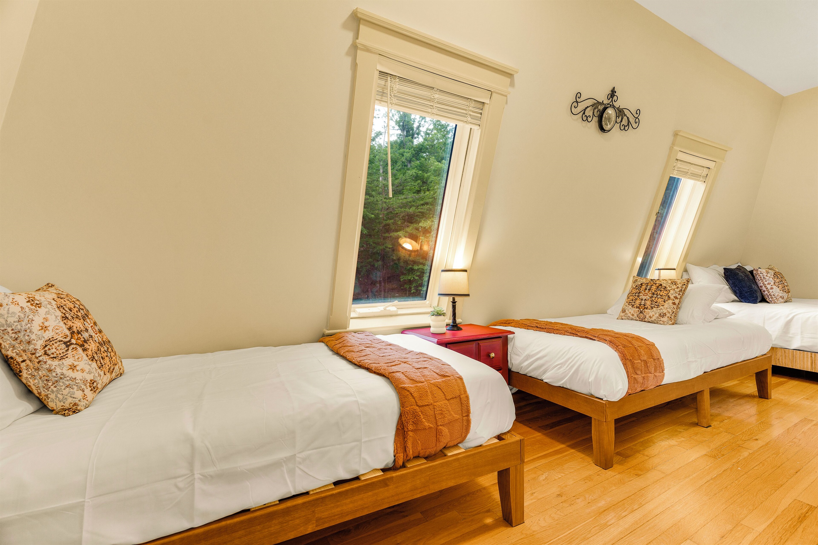 BR5: 3rd level bedroom with queen plus 2 twins
