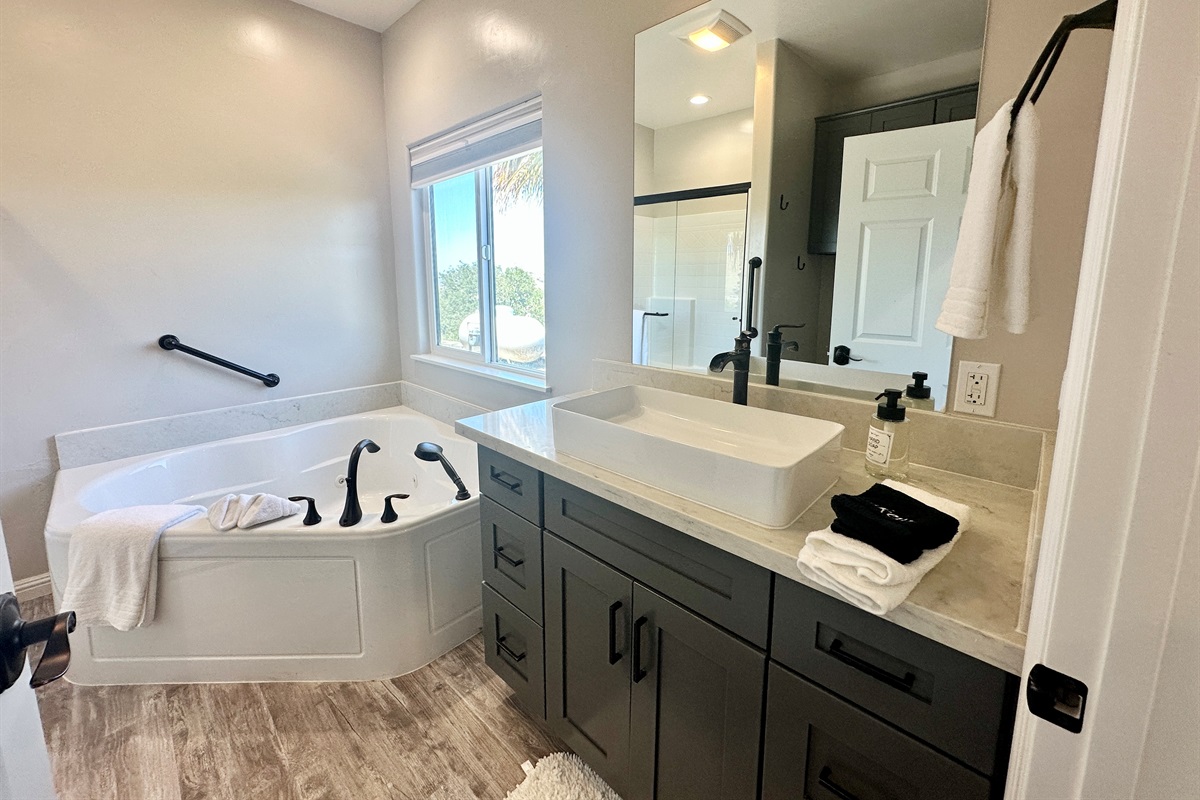 Primary Ensuite Bathroom with jetted tub