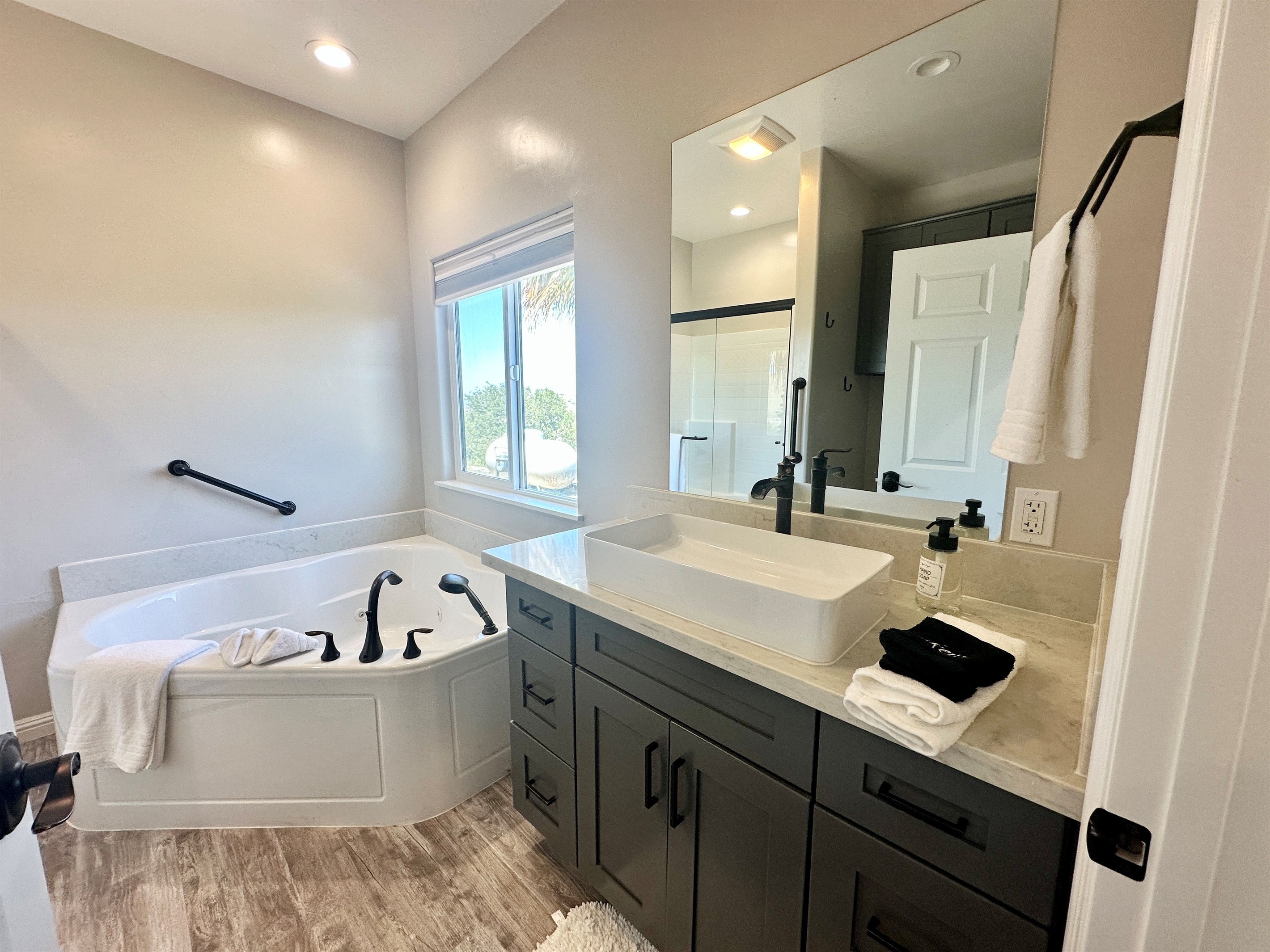 Primary Ensuite Bathroom with jetted tub