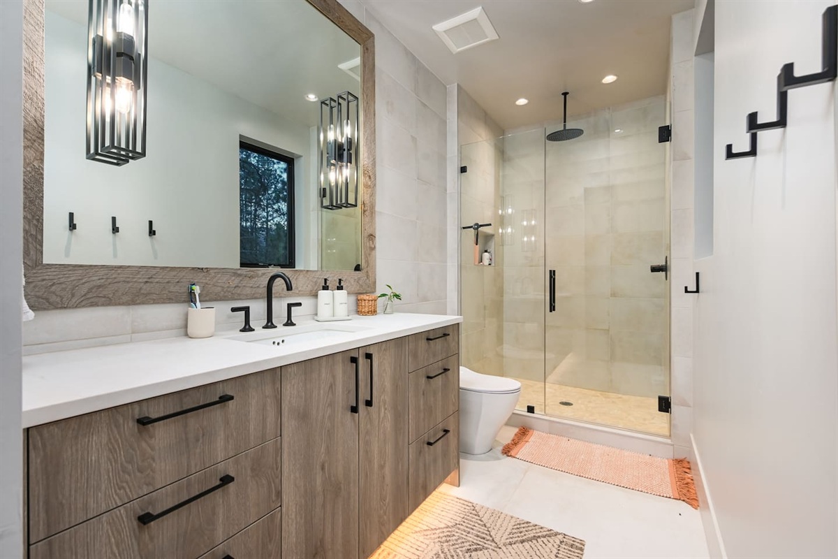 Bright and spacious bathroom with a wall-to-wall mirror