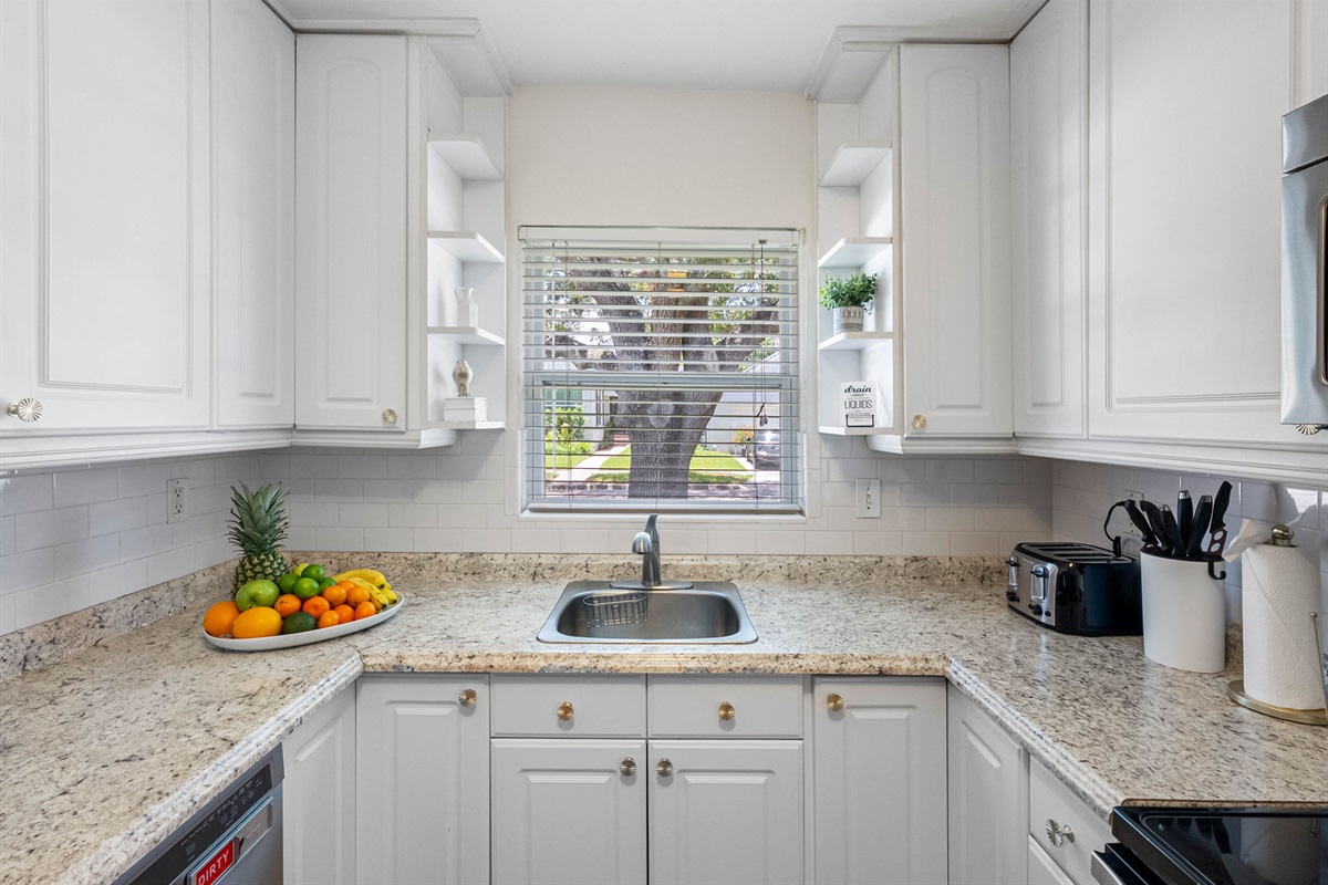 With a bright and cheerful layout, quality appliances, and thoughtful design touches, it’s a space that makes cooking feel effortless and enjoyable.