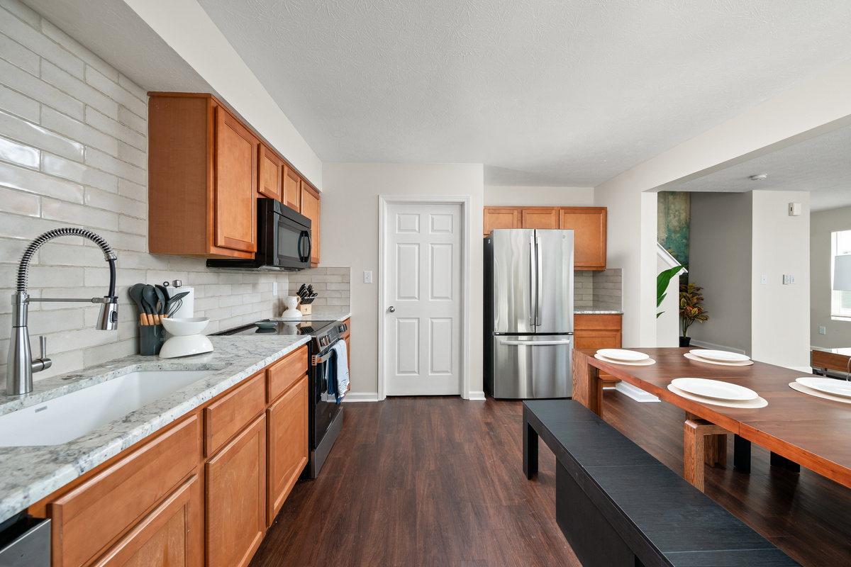 A full-size refrigerator gives you plenty of room to store groceries, drinks, and leftovers, especially convenient for families, groups, and extended stays.