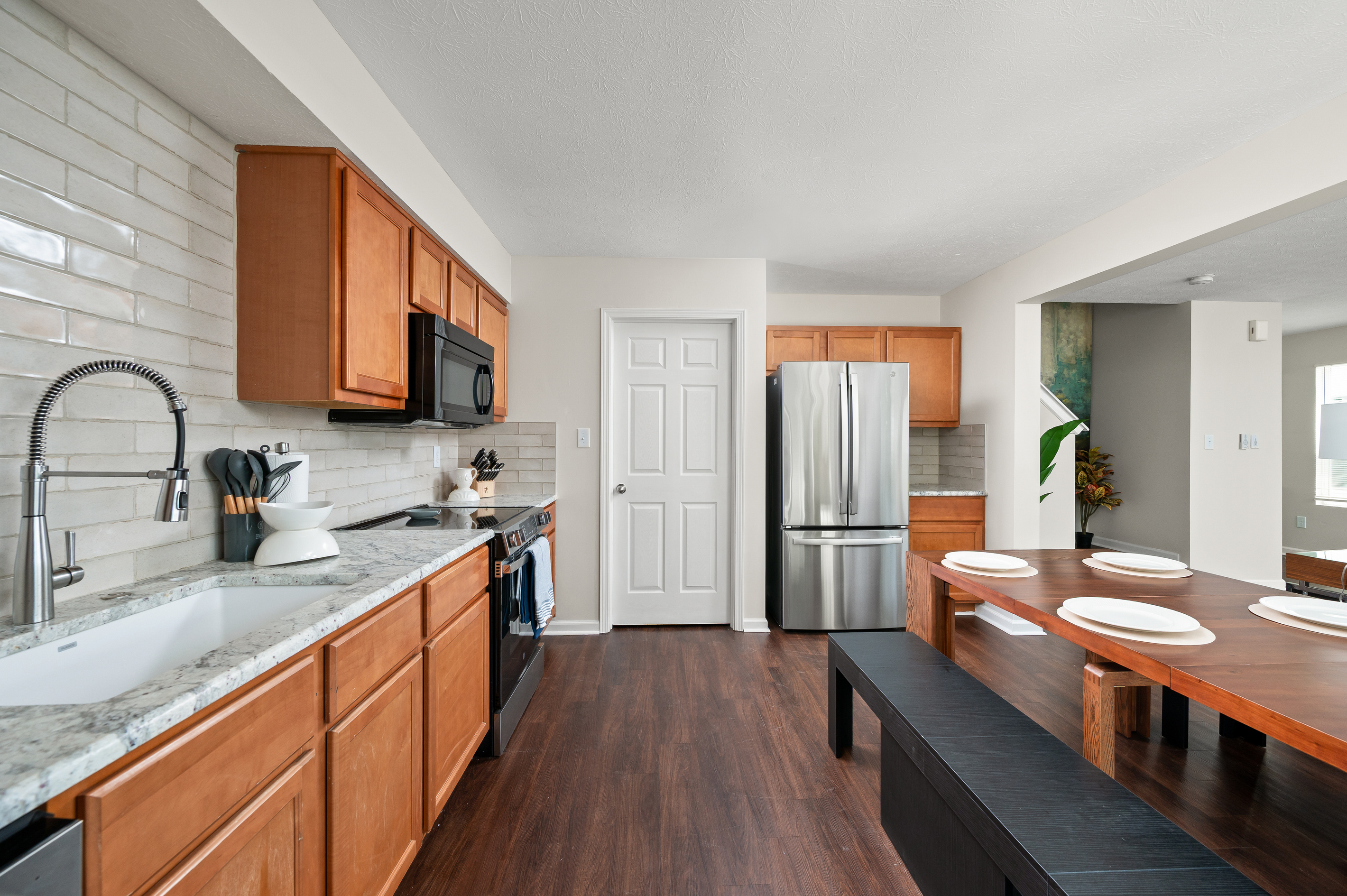 A full-size refrigerator gives you plenty of room to store groceries, drinks, and leftovers, especially convenient for families, groups, and extended stays.