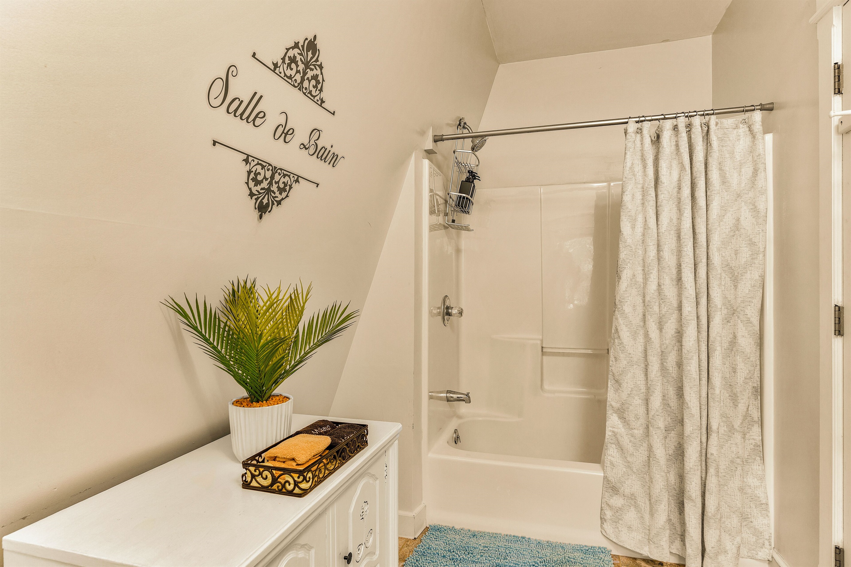 2nd level hall full bathroom
