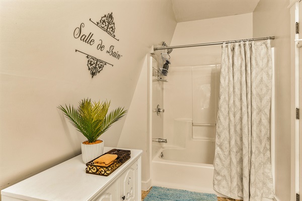 2nd level hall full bathroom
