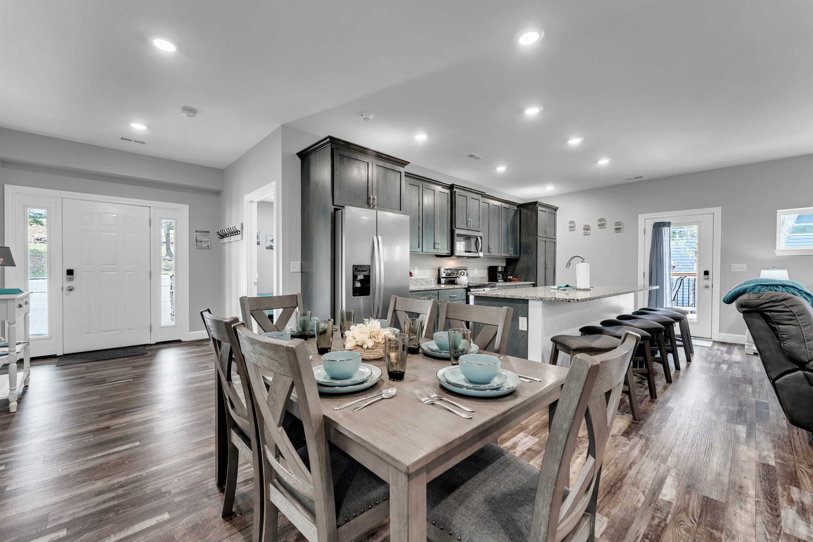 Kitchen/dining table