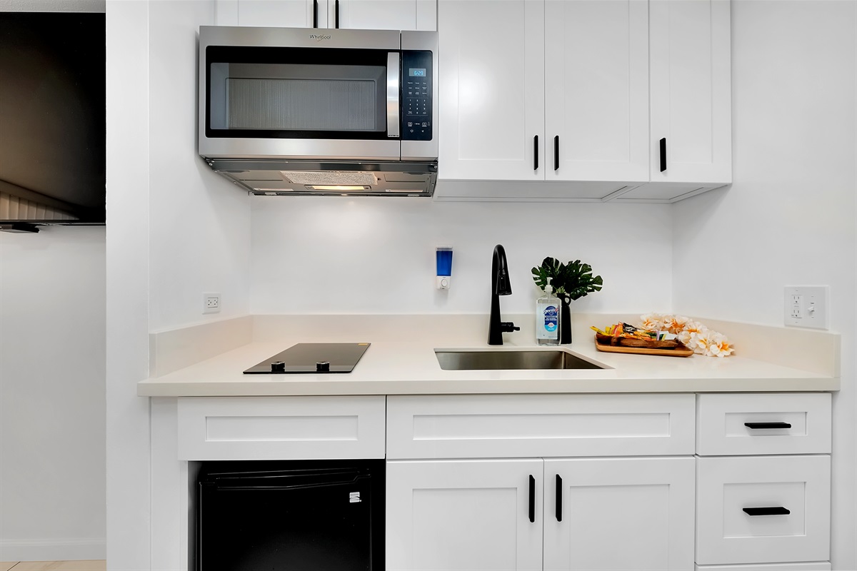 Compact, modern, and beautifully designed — this Waikīkī kitchenette offers all the essentials for island living. Enjoy the convenience of sleek appliances and thoughtful touches that make every stay feel effortlessly comfortable.