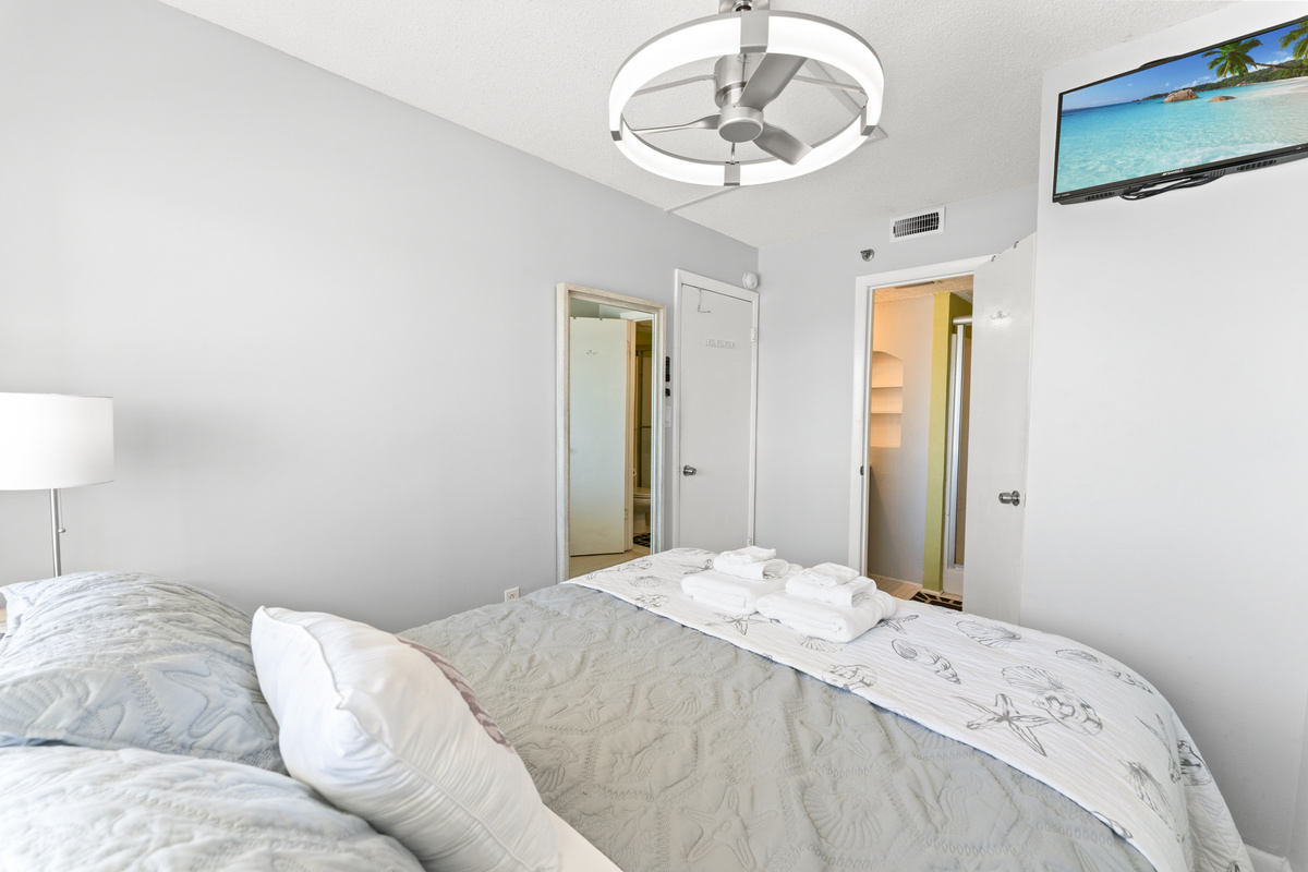 Main Bedroom with Queen bed and ensuite
