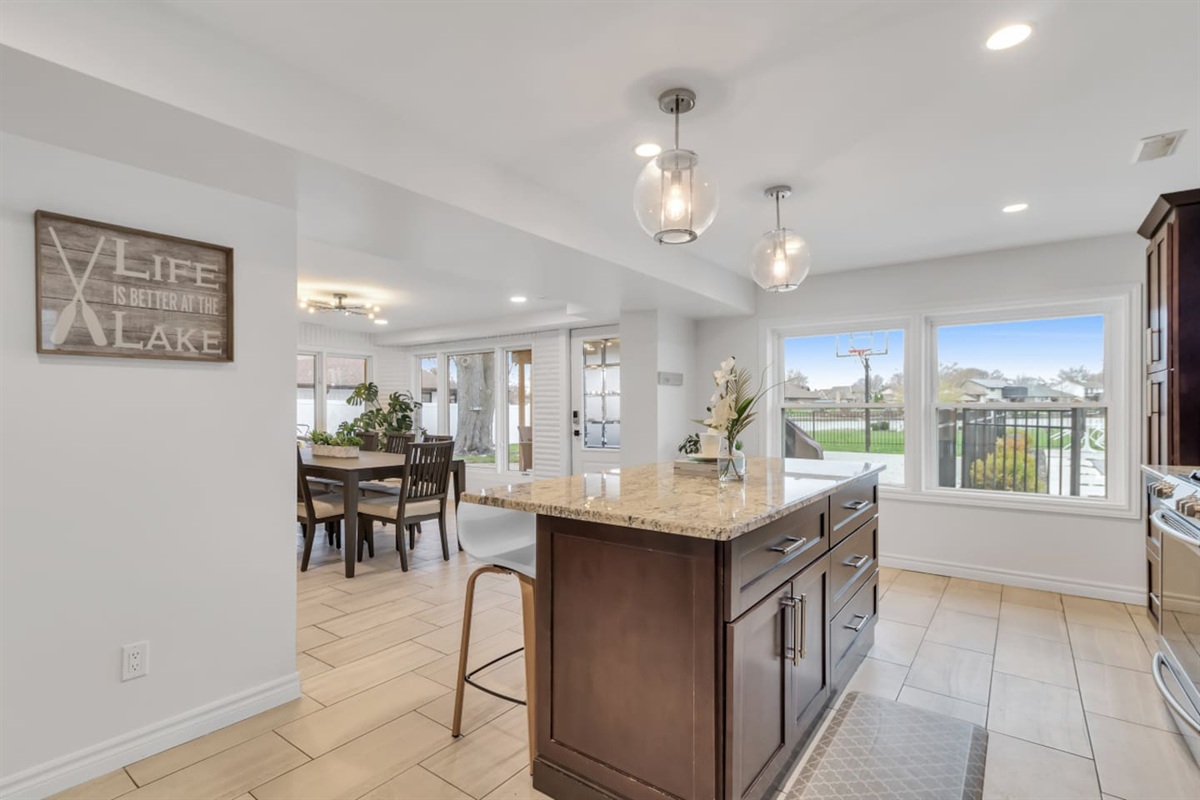 Island/Kitchen/Dining room