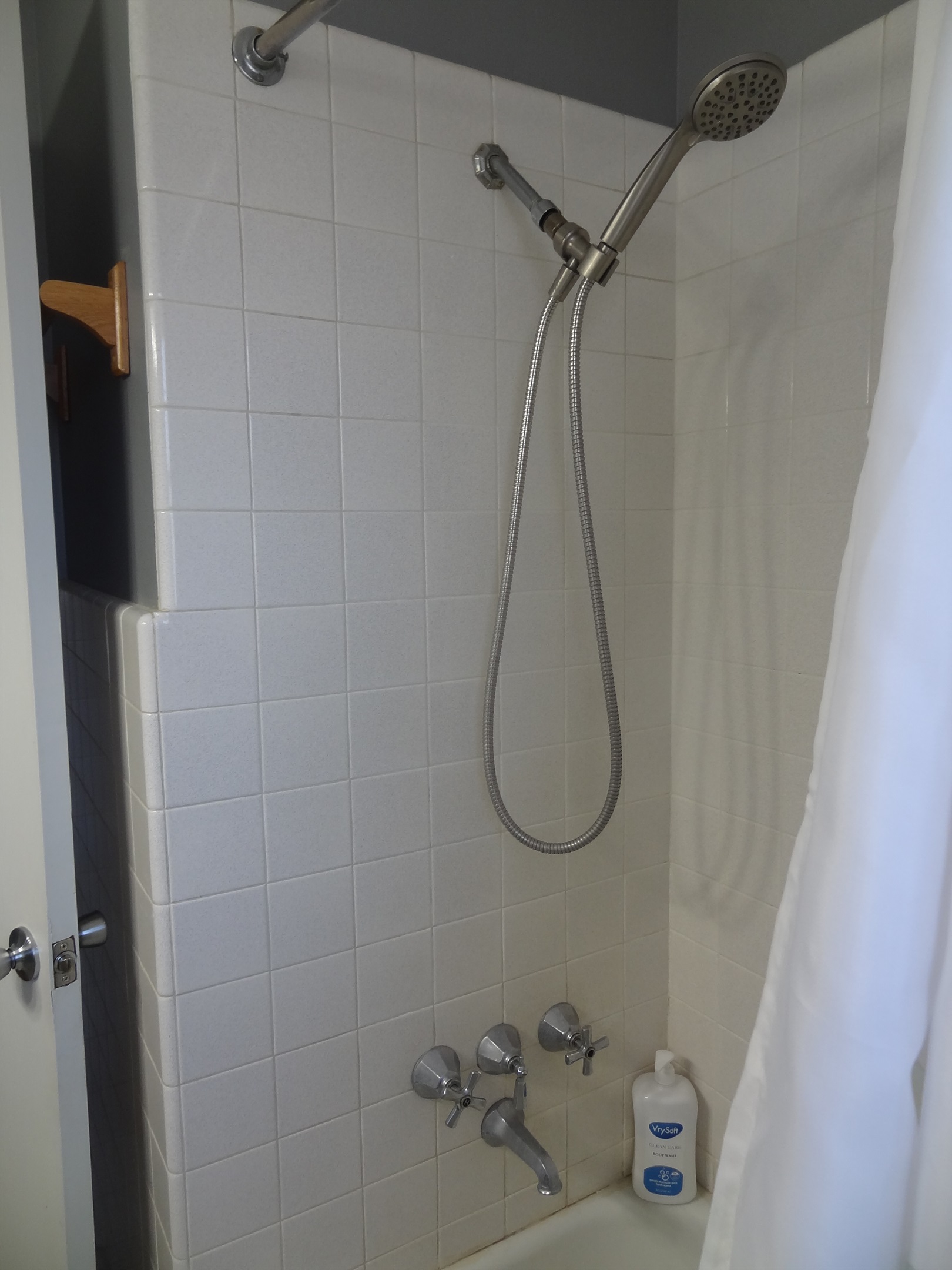 Full bathroom with shower/tub including handheld shower head