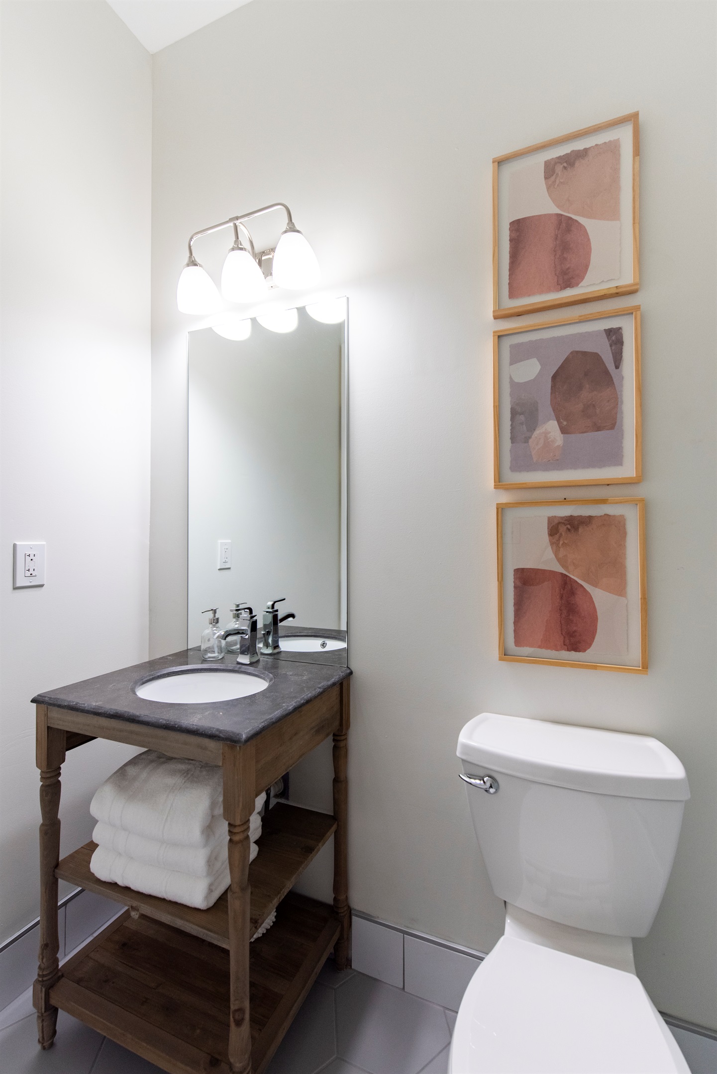 Full Ensuite Bath #3*Attached to Bedroom #43*Shampoo/Conditioner/Body Wash *Hair Dryer*Luxurious Towels/Washclothes