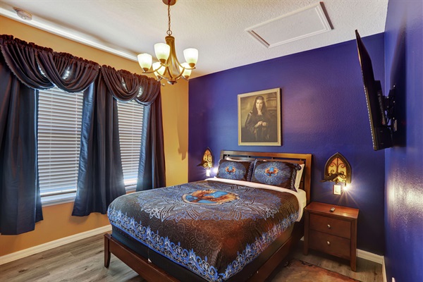 Bedroom 2 (Ravenclaw) - Queen Bed - 1st Floor