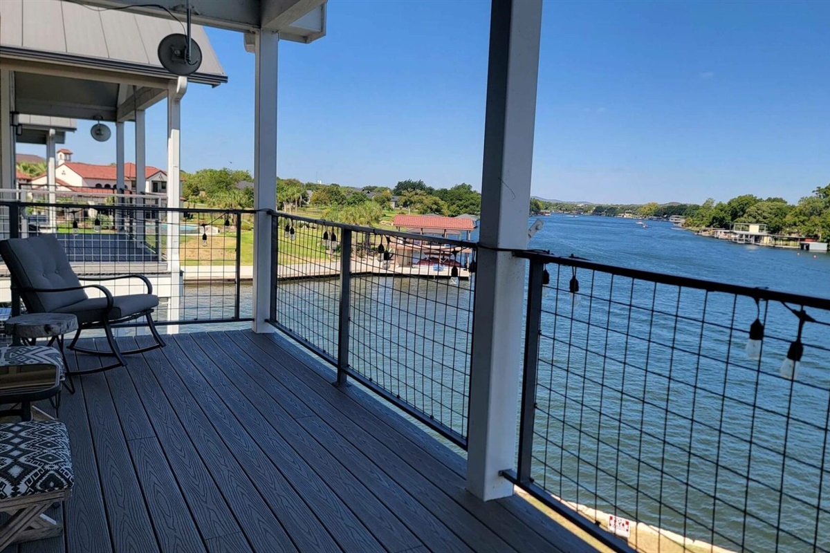 Upstairs balcony to watch the boats go by