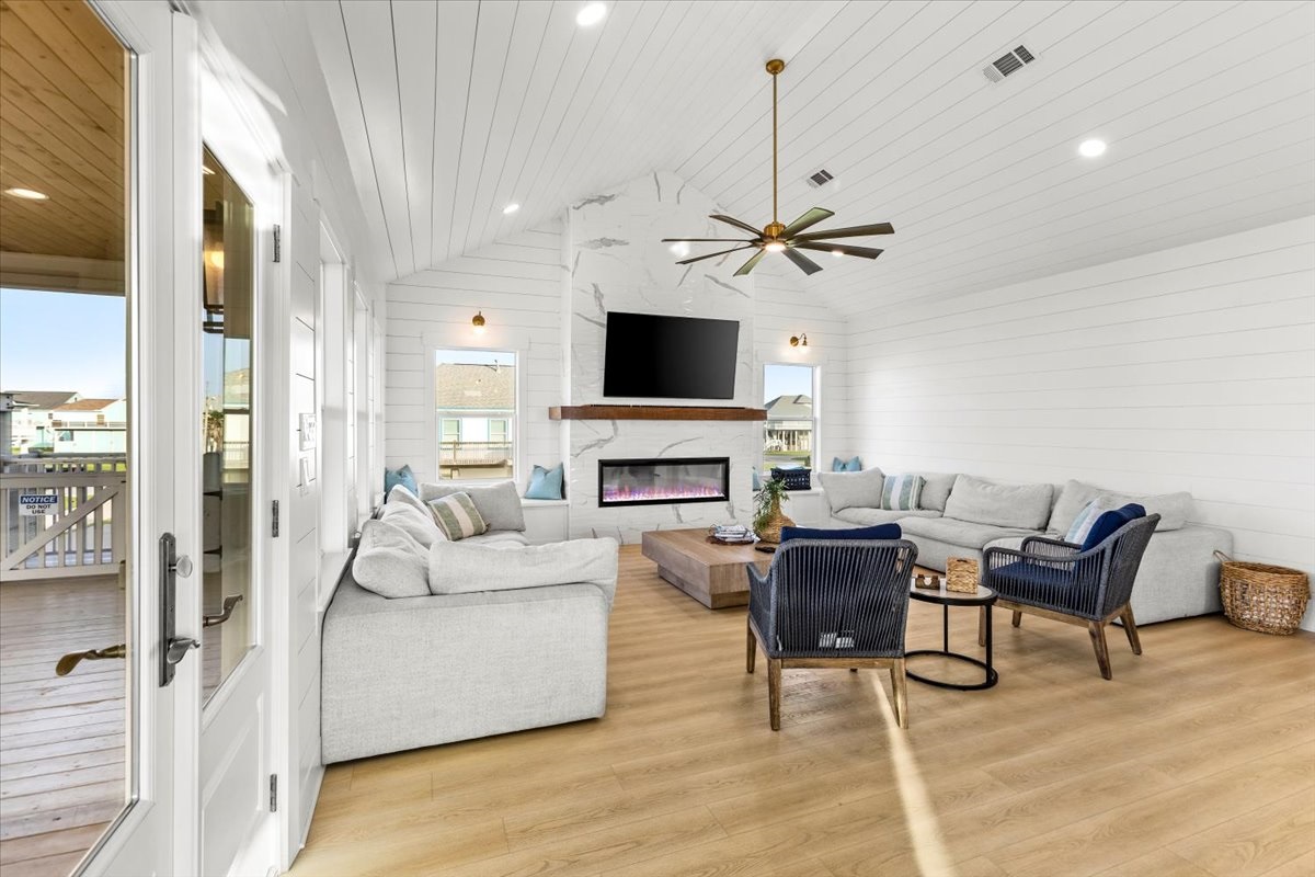 68bea508985f466e81b651e9eda44707 Large | Beachhouse | Texas | TX | Vacation Homes | Galveston | Crystal Beach | Kokomo | Breezy Days | Beachfront Elegance | Sunrise Serenity | Southern Sands Property Management, LLC