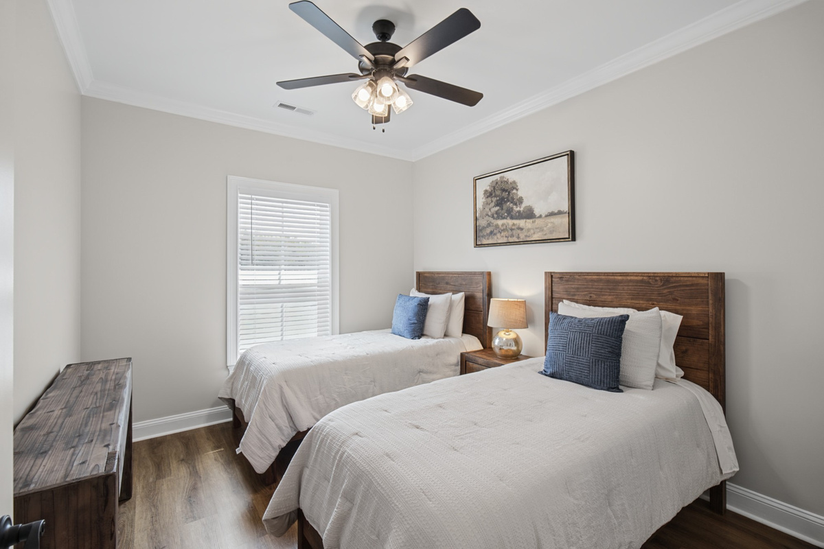 Third bedroom with two twin beds, perfect for kids or friends traveling together