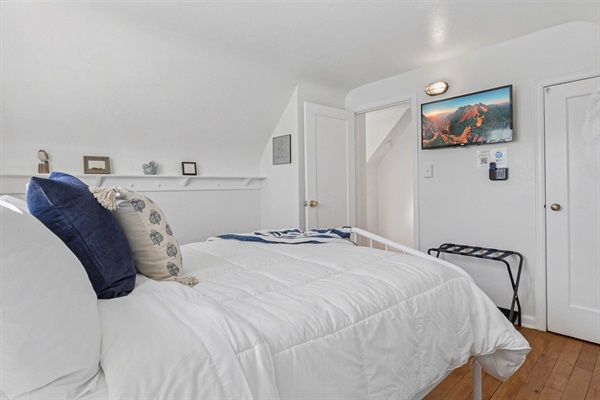 Rest easy in every room—our South Bend guest retreat features smart TVs with easy-to-find remotes, cozy blankets, and comfy beds. A family-friendly stay near Notre Dame, built for restful nights.