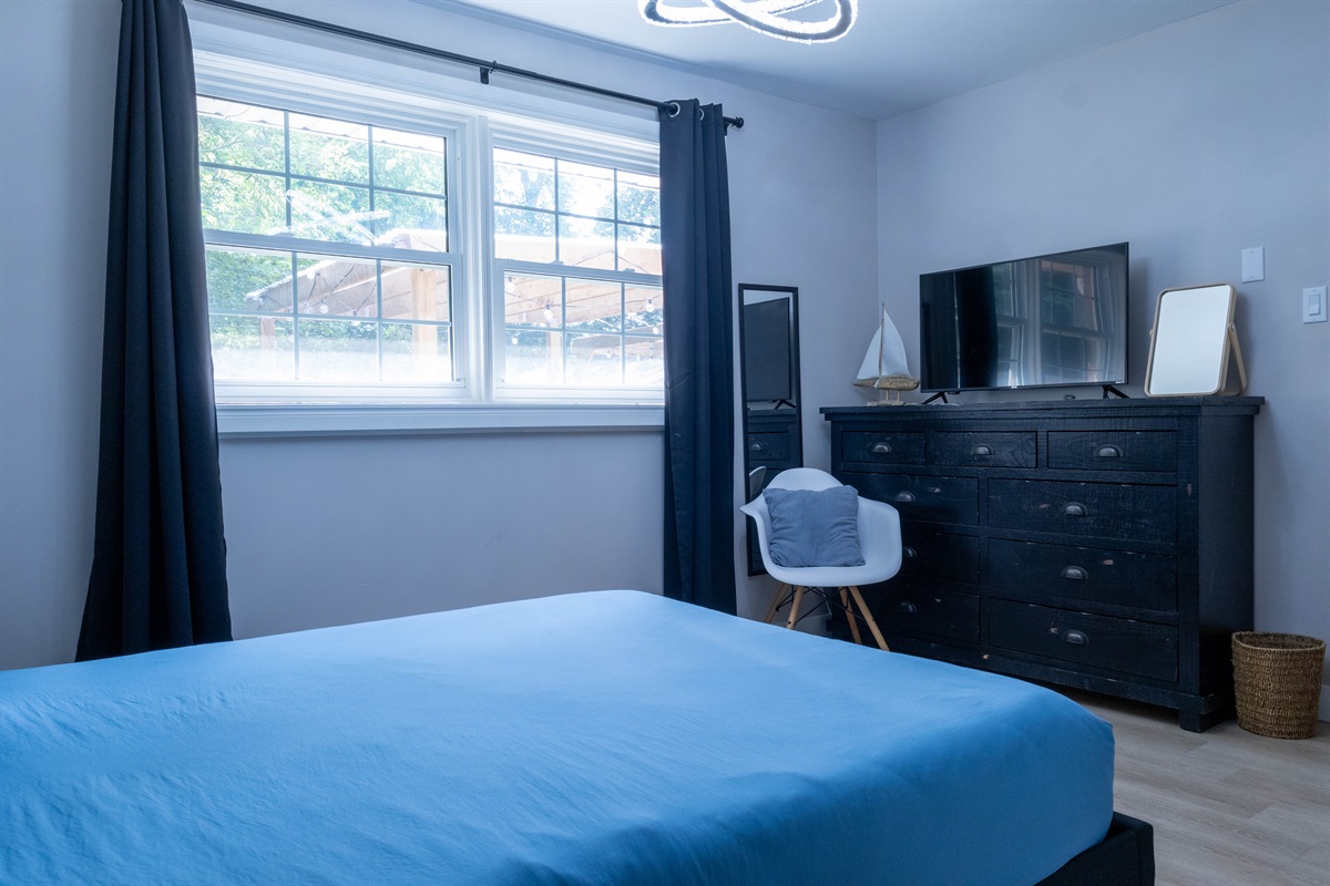 Bedroom 2. TV and dresser- USB lamps