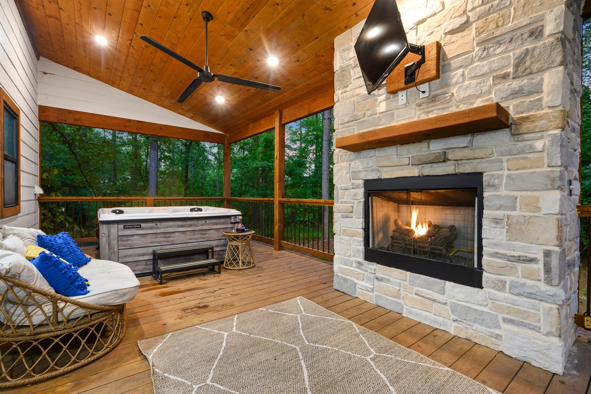 Outdoor Retreat: Enjoy evenings by the fireplace or unwind in the hot tub amidst nature!