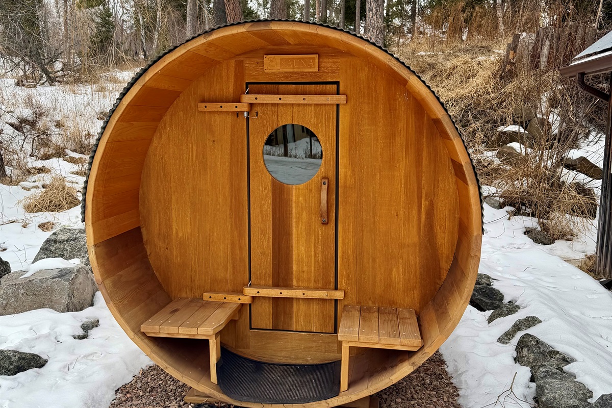 Winter bliss at Trail Shack, step into the sauna, let the heat melt the cold away, then head back out for crisp fresh air and snowy views. The perfect warm-up after a day of adventures (or a slow, cozy morning).