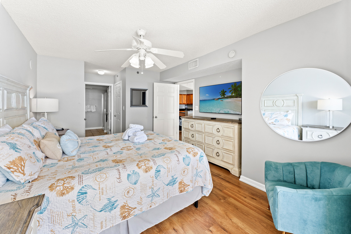Oceanfront Main bedromm with king, balcony access and ensuite