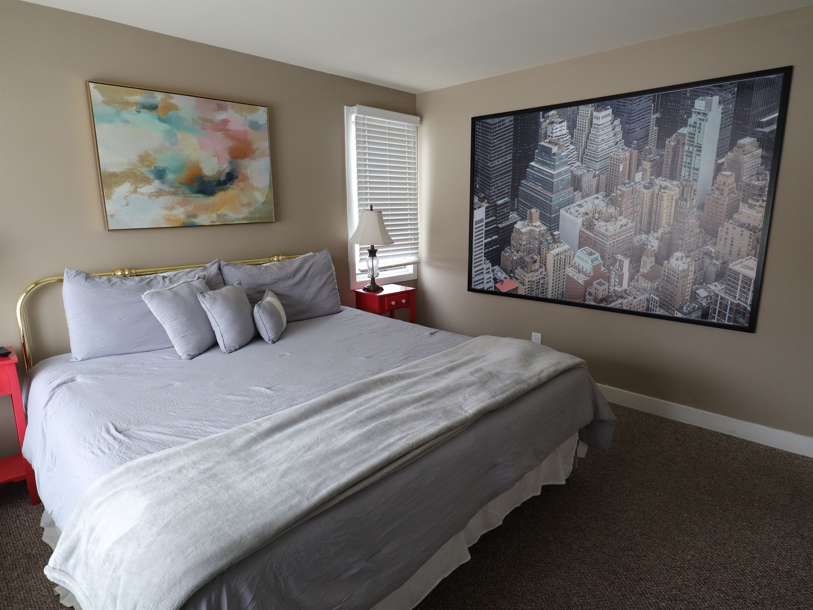 Bedroom 1 (King Bed)