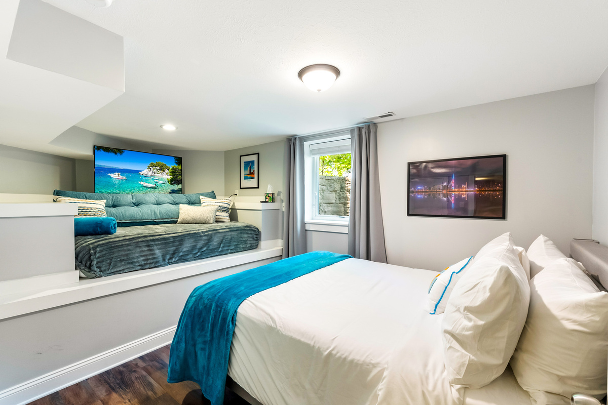 The spacious Dubai Room features a comfortable queen bed paired with a twin daybed—making it an ideal setup for small families or close friends traveling together.