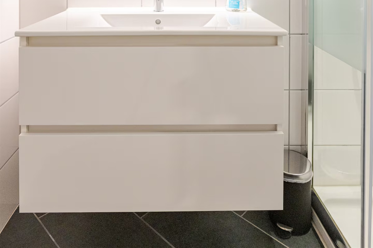 En-suite bathroom with sink and mirror