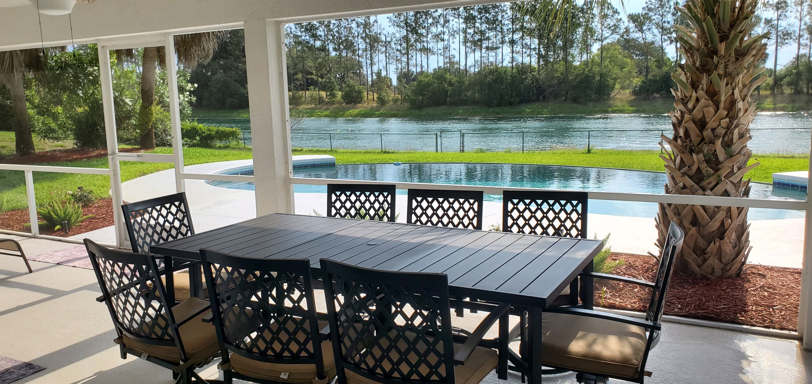 Outdoor table on lanai with gorgeous views