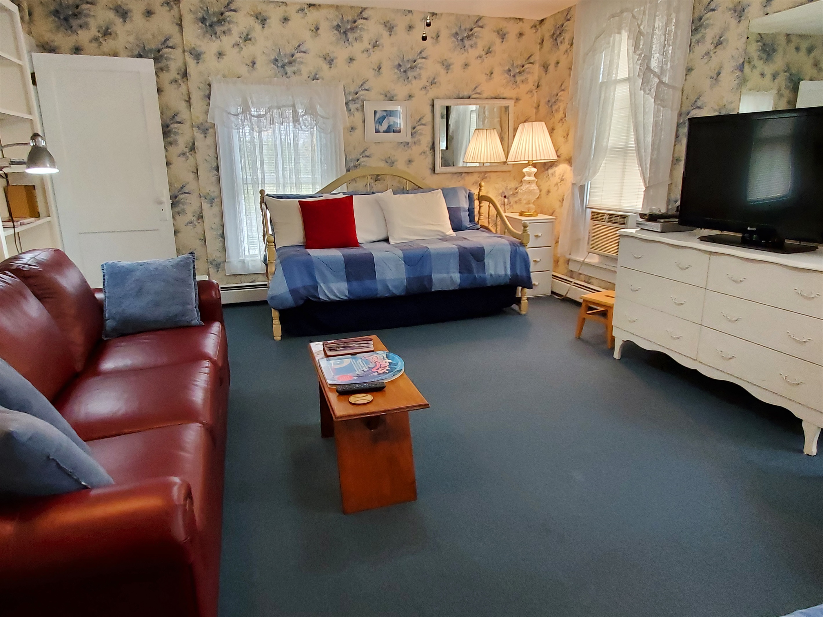Living room w/ 2nd day bed
