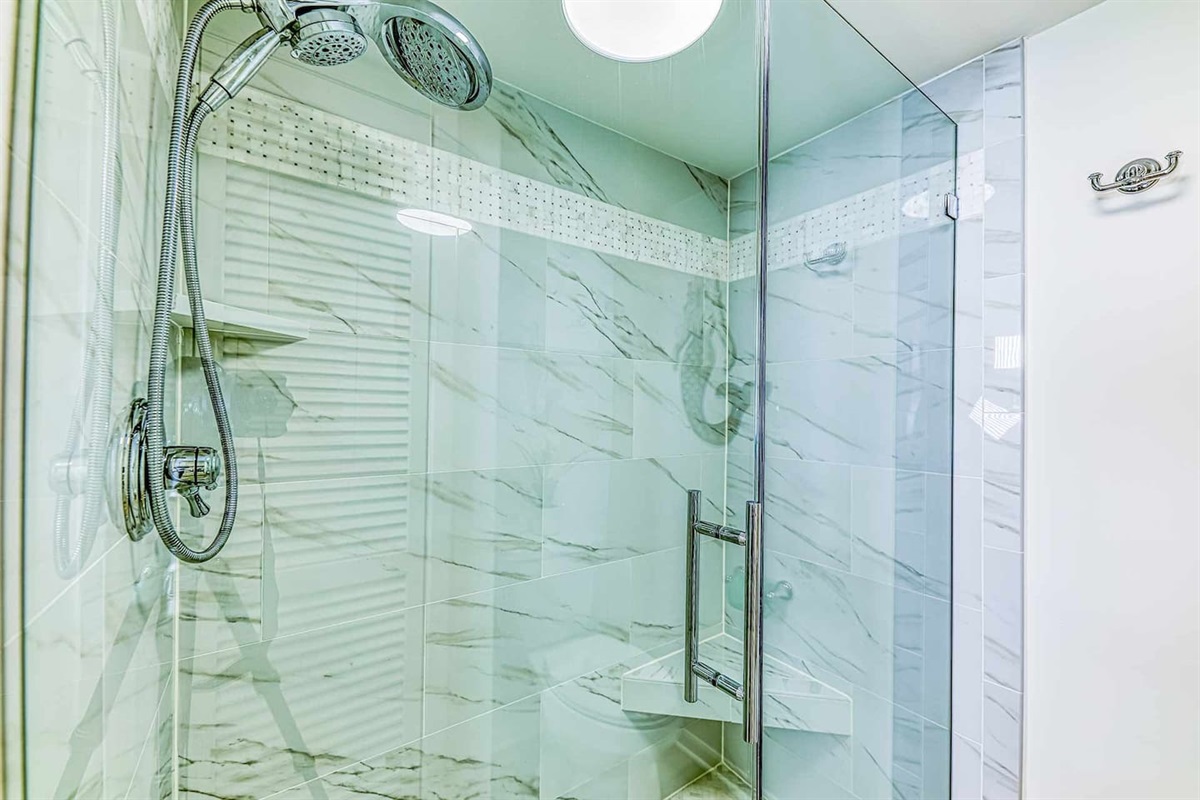 Luxurious Shower Retreat: Indulge in a spa-like experience with a stylish double shower!
