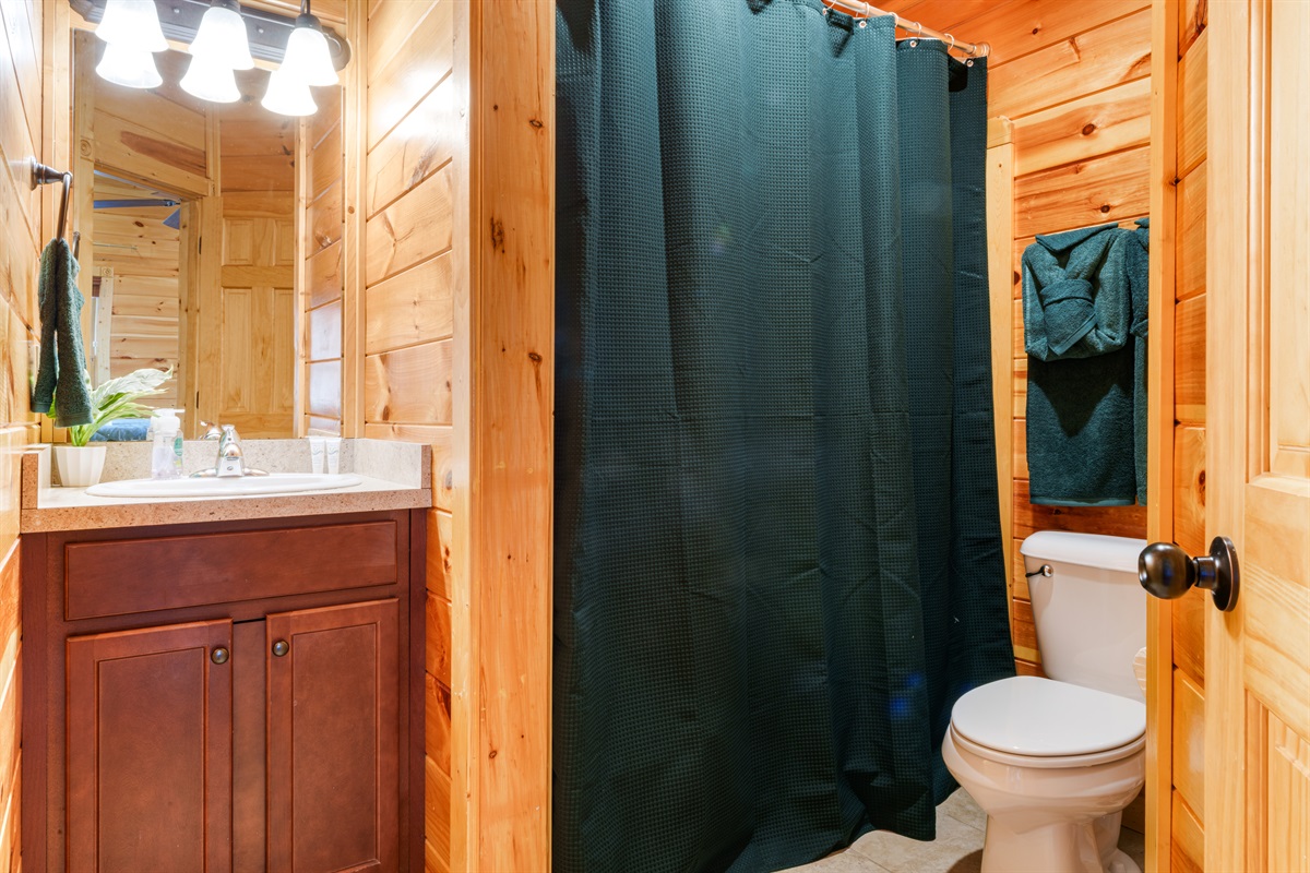 Full bathroom off The Emerald Forest Suite.