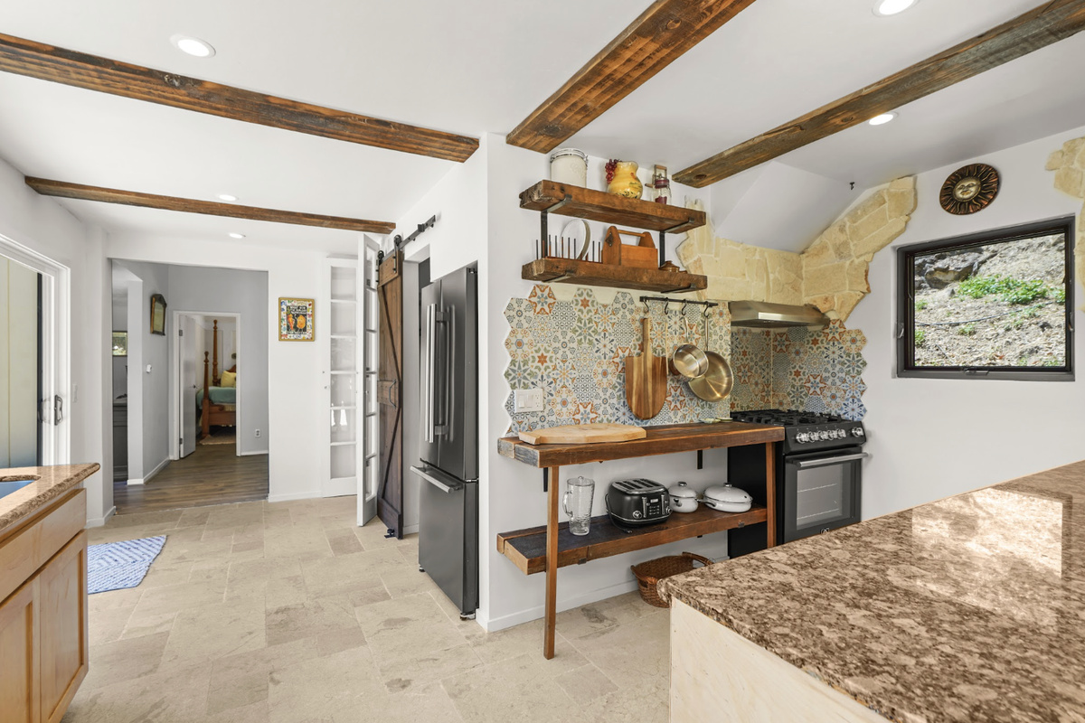 Fully equipped kitchen for home cooking