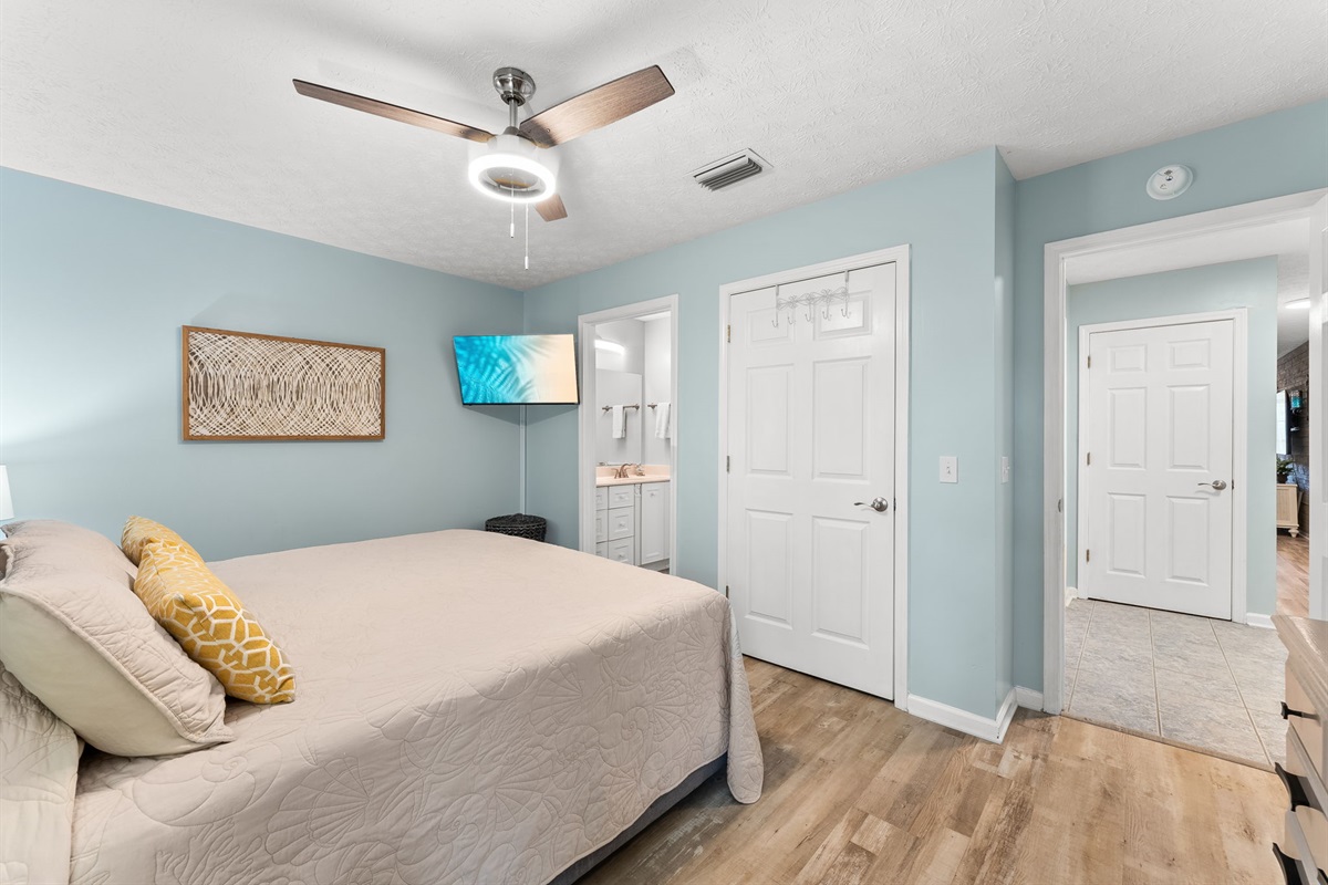 Brand new 2025 King mattress and en-suite bathroom — your peaceful sleep sanctuary.