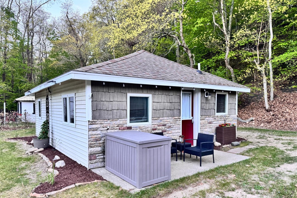 Duet Cottage - Parking for a maximum of 2 cars is available behind and next to the cottage. 