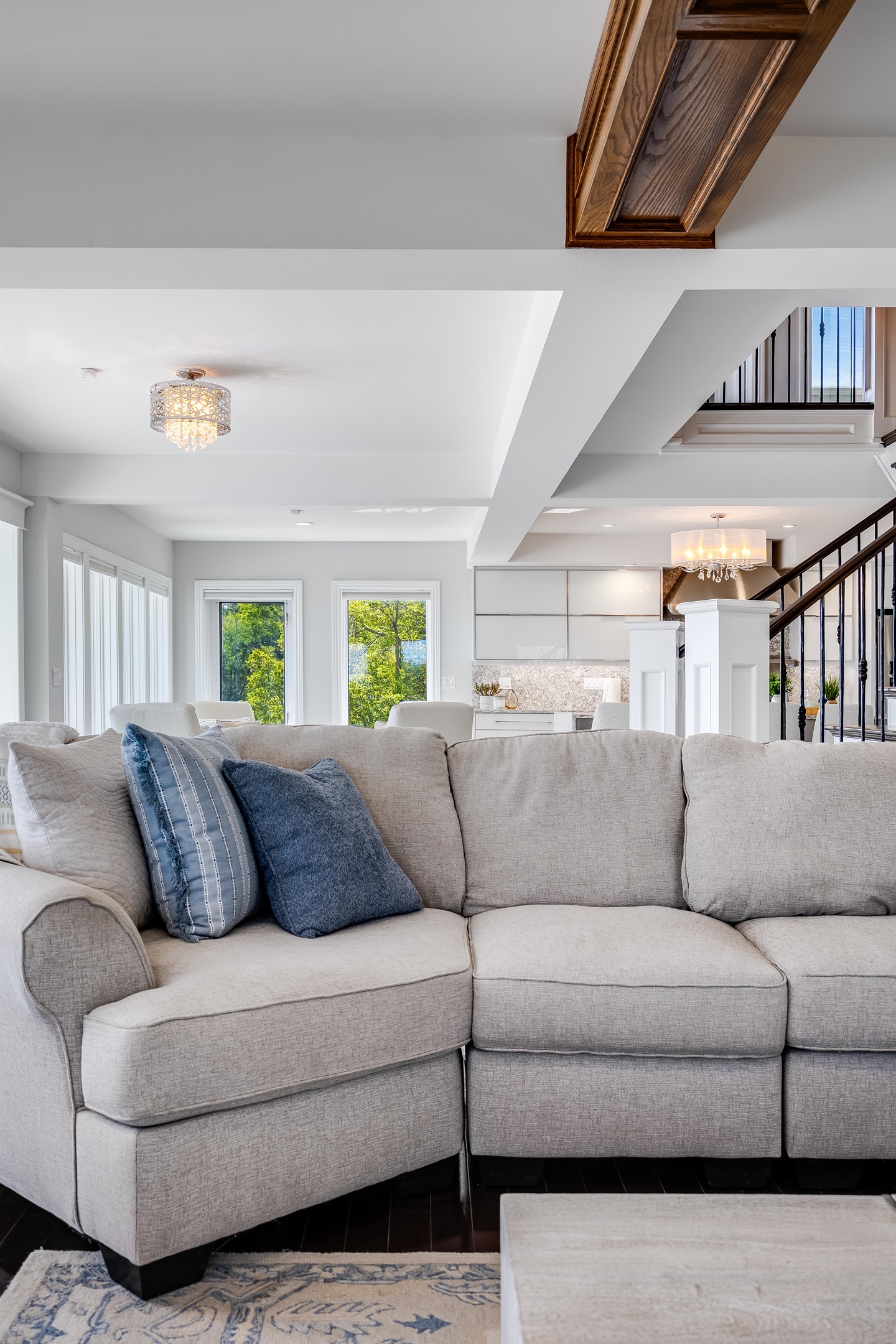 A lounge where daylight lingers.