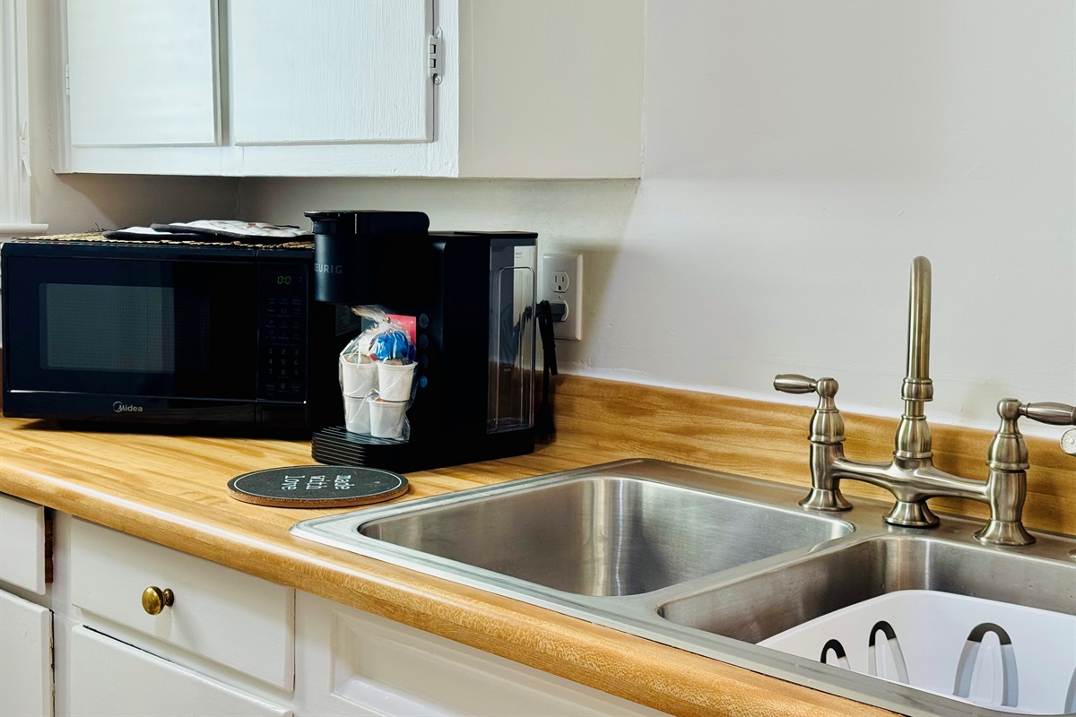 Fully equipped Kitchen with small appliances like Keurig coffee maker, CrockPot, blender and toaster.
