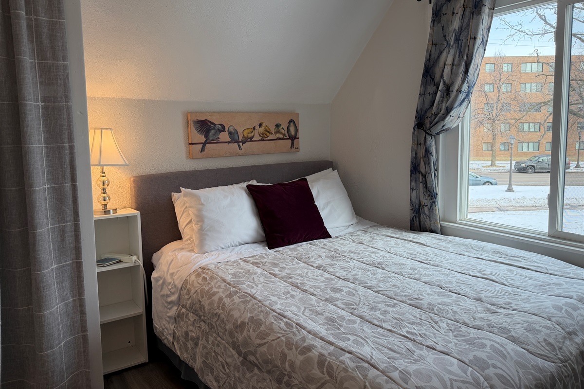 Enjoy a great night's sleep in this lovely queen bed.