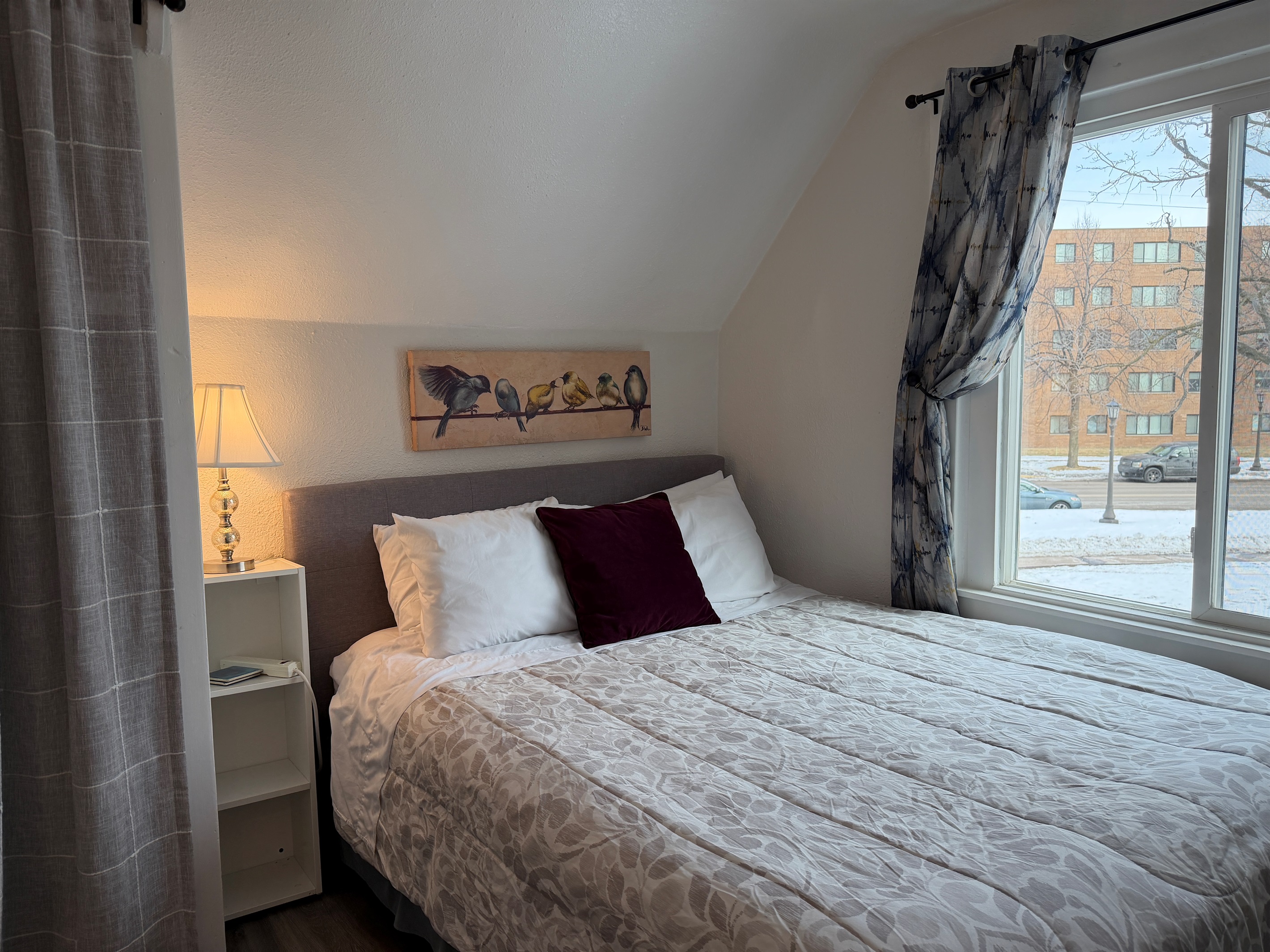 Enjoy a great night's sleep in this lovely queen bed.