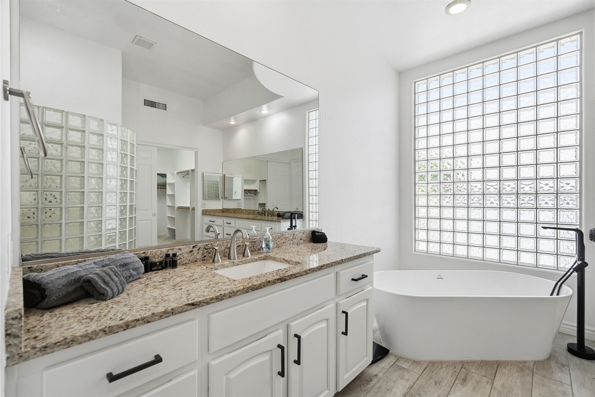 Primary en-suite with an awesome soaking tub.