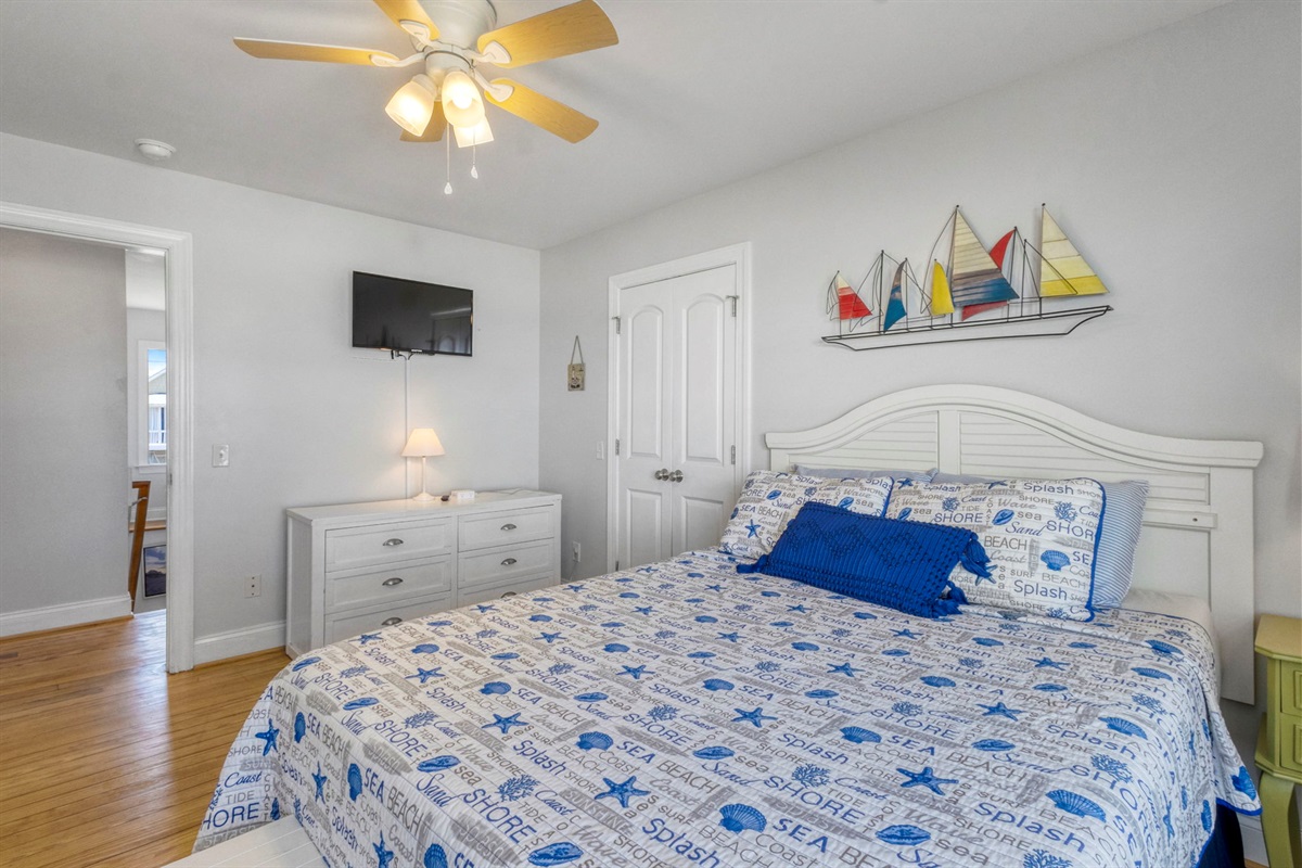 The queen bedroom with ROKU tv