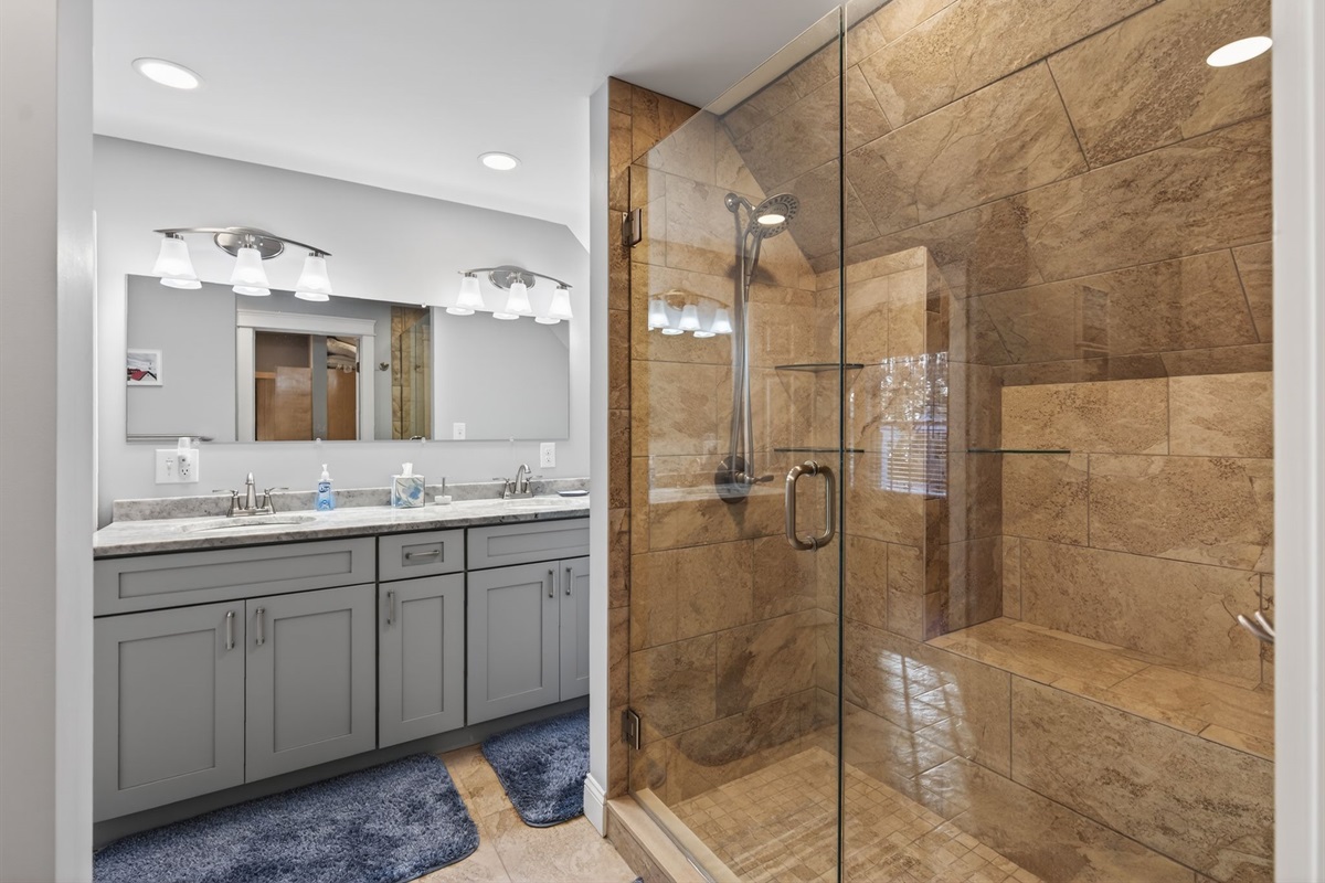 Full bathroom en-suite