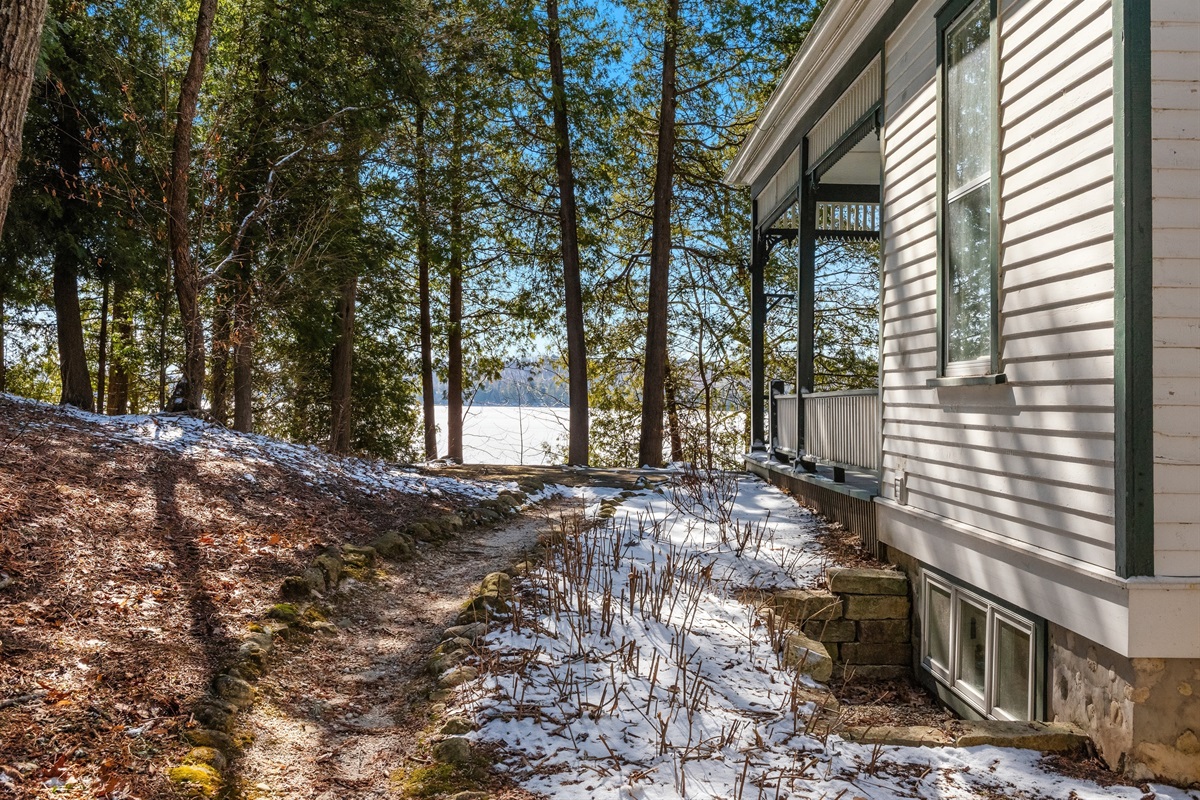 Cottage is on scenic walking path that leads to town. 