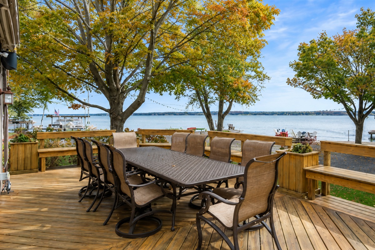 Outdoor dining with panoramic lake views – unforgettable moments await.
