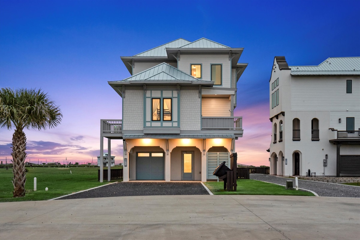 691896af12ca43cba68cf2148c97fd3a Large | Beachhouse | Texas | TX | Vacation Homes | Galveston | Crystal Beach | Kokomo | Breezy Days | Beachfront Elegance | Sunrise Serenity | Southern Sands Property Management, LLC