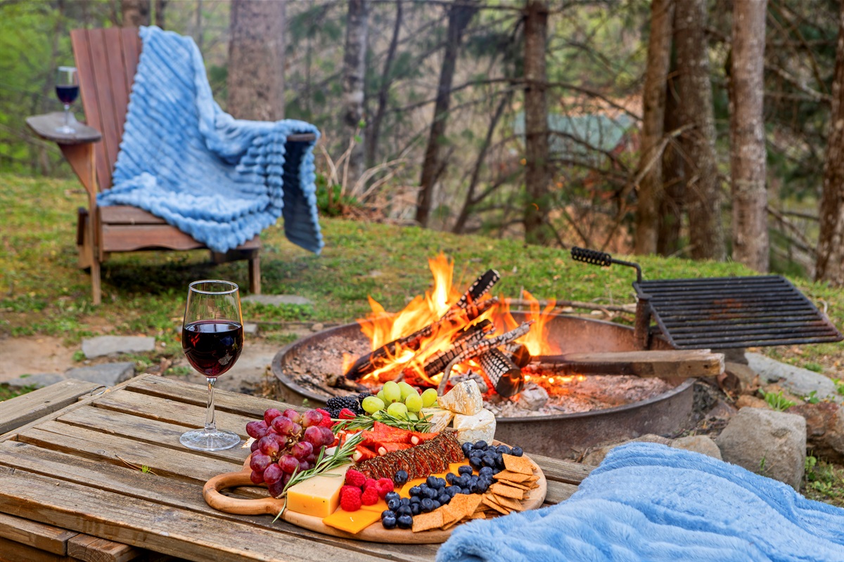 Outdoor Lounge: Savor gourmet bites and fine wine by the fire in this stunning natural retreat!