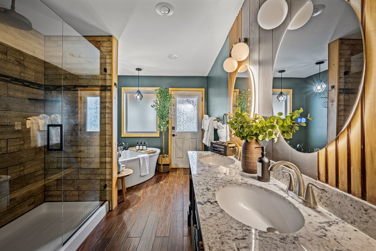 En-suite bathroom with 2 shower heads for a luxurious and refreshing spa-like experience