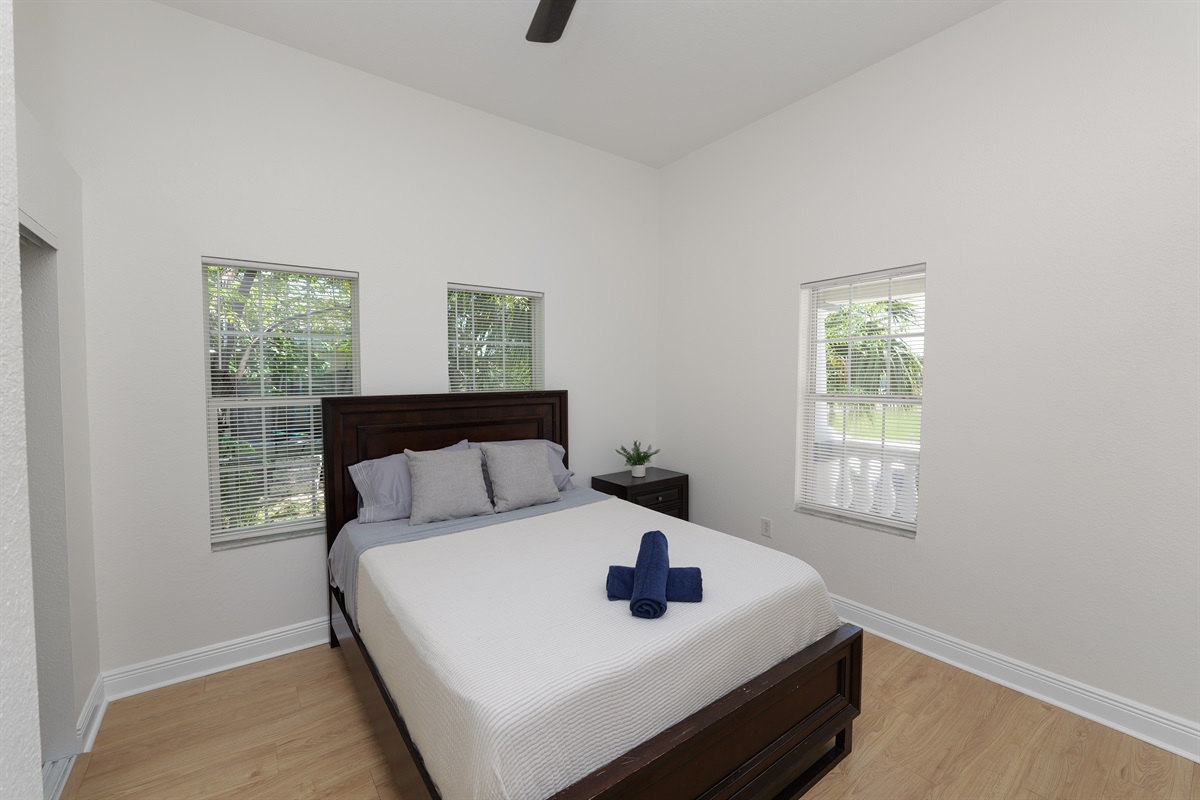 A comfy bed, gentle lighting, and leafy views give this room a retreat-like feel you'll want to return to every evening.