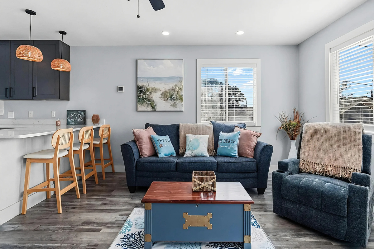 Biltmore Beach Coastal (2nd floor) living area with sofabed